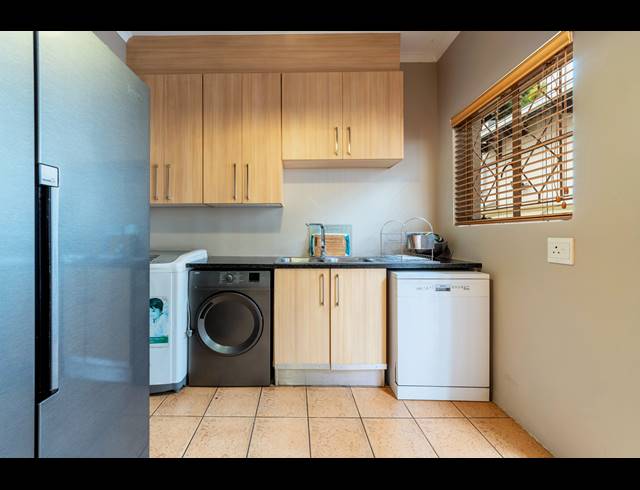 4 BEDROOM HOUSE FOR SALE IN HELDERKRUIN